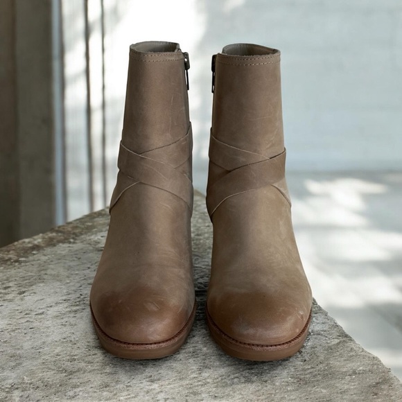 Sorel Women's Cate Buckle Camel Brown Suede Ankle Boots w Block Heel. Size 8! - Picture 6 of 10